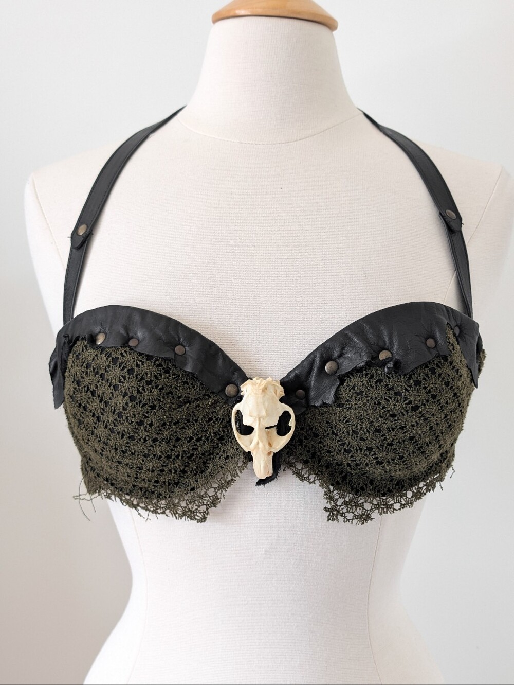 MADE IN QUEBEC - Loba la Louve handmade 32C bra post-apocalyptic leather skull